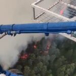 AYDIN'IN KUYUCAK İLÇESİNDE ÇIKAN ORMAN YANGININA EKİPLERİN HAVADAN VE KARADAN MÜDAHALESİ SÜRÜYOR. YANGINA 11 HELİKOPTER VE 6 UÇAK OLMAK ÜZERE TOPLAM 17 HAVA ARACIYLA MÜDAHALE EDİLİRKEN, DAĞLIK VE SARP ARAZİ ŞARTLARI KARADAN MÜDAHALEYİ ZORLAŞTIRIYOR.