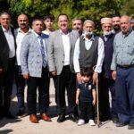 MANİSA BÜYÜKŞEHİR BELEDİYESİ, MAHALLELERİN İHTİYAÇ VE TALEPLERİNİ YERİNDE TESPİT ETMEK, SORUNLARA HIZLI VE KALICI ÇÖZÜMLER ÜRETMEK AMACIYLA SAHA ÇALIŞMALARINI SÜRDÜRÜYOR. MANİSA BÜYÜKŞEHİR BELEDİYE BAŞKANI BESİM DUTLULU ÖNCÜLÜĞÜNDE BAŞLATILAN SAHA ÇALIŞMALARIYLA MANİSA BÜYÜKŞEHİR BELEDİYESİ VE MASKİ GENEL MÜDÜRLÜĞÜ TEKNİK EKİPLERİ MAHALLELERİ ZİYARET EDEREK MUHTARLARLA BİR ARAYA GELİYOR, TALEPLERİ DOĞRUDAN SAHADA DİNLİYOR. YAPILAN İNCELEMELERDE İHTİYAÇLAR YERİNDE BELİRLENİRKEN, ÇÖZÜM İÇİN İLGİLİ BİRİMLER DE EŞ ZAMANLI OLARAK HAREKETE GEÇİRİLİYOR.