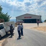 AYDIN’IN YENİPAZAR İLÇESİNDE KARACAÖREN MAHALLESİ SAKİNLERİ, ÇİNE’DEKİ ORMAN YANGININDAN ETKİLENEN VE BÜYÜK BÖLÜMÜ HAYVANCILIKLA GEÇİNEN MUTAFLAR MAHALLESİ’NDEKİ ÜRETİCİLERE KABA YEM DESTEĞİNDE BULUNDU.