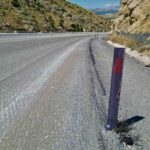 AFYONKARAHİSAR’DA TIRIN DORSESİNDE TAŞIDIĞI VE ARKASINDAN GELEN ARAÇLARI MOR RENGE BOYADIĞI O YOLDAKİ BOYA YIKANARAK ÇIKMAYINCA KARAYOLLARI EKİPLERİ ÇAREYİ YOLU KAZIMAKTA BULDU.