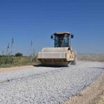 MANİSA BÜYÜKŞEHİR BELEDİYESİ, TURGUTLU'NUN SİNİRLİ MAHALLESİ İLE SARUHANLI'NIN MÜTEVELLİ MAHALLESİ ARASINDAKİ YAKLAŞIK 15 KİLOMETRELİK GRUP BAĞLANTI YOLUNDA SOĞUK ASFALT ÇALIŞMASI BAŞLATTI.