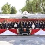 DENİZLİ'DE 30 AĞUSTOS ZAFER BAYRAMI KUTLAMALARI, VALİLİK ÖNÜNDEKİ ATATÜRK ANITI'NA ÇELENK SUNULMASIYLA BAŞLADI. TÖREN, HALK OYUNLARI GÖSTERİSİ VE ASKERİ GEÇİŞLE TAMAMLANDI.