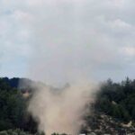 MUĞLA'NIN MENTEŞE İLÇESİNE BAĞLI AKÇAOVA MAHALLESİ'NDE YENİ İMARA AÇILAN YERLEŞİM ALANINDA FARKLI NOKTALARDA OLUŞAN KÜÇÜK ÖLÇEKLİ HORTUMLAR, TOZ BULUTLARININ MEYDANA GELMESİNE NEDEN OLDU.