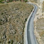 AFYONKARAHİSAR’DA TIRIN DORSESİNDE TAŞIDIĞI VE ARKASINDAN GELEN ARAÇLARI MOR RENGE BOYADIĞI O YOLDAKİ BOYA YIKANARAK ÇIKMAYINCA KARAYOLLARI EKİPLERİ ÇAREYİ YOLU KAZIMAKTA BULDU.