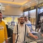 MANİSA’NIN KULA İLÇESİNDE ALIŞVERİŞ YAPTIKTAN SONRA ALTININI DÜŞÜREN VATANDAŞIN İMDADINA DUYARLI ESNAF YETİŞTİ. İŞ YERİ ÖNÜNDE BULUNAN ALTINI SAHİBİNE ULAŞTIRMAK İÇİN HAREKETE GEÇEN ESNAF, ALTININ SAHİBİNE TESLİM EDİLMESİNİ SAĞLADI.
