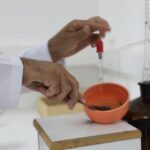 MANİSA’NIN SALİHLİ İLÇESİNDEKİ TARIM VE ORMAN MÜDÜRLÜĞÜ, ÜRETİCİLERE YÖNELİK TOPRAK ANALİZİ ÜCRETİNİN 900 TL’DEN 350 TL’YE DÜŞÜRÜLDÜĞÜNÜ AÇIKLADI.