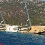 MUĞLA’NIN BODRUM İLÇESİNDE 36 METRE BOYUNDAKİ GULET, KAYALIKLARA VURUP YAN YATTI.