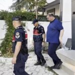 ESKİ BELEDİYE BAŞKANI İLKAY ÇİÇEK’İN YANINA SUÇ ÖRGÜTÜ TARAFINDAN YERLEŞTİRİLDİĞİ VE CİNSEL İÇERİKLİ YAZIŞMALARI OLDUĞU TESPİT EDİLEN BİR AVUKAT GÖZALTINA ALINDI. (ARŞİV)