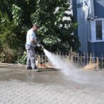 KUŞADASI BELEDİYESİ, KENT SAKİNLERİNİN YANI SIRA YIL BOYUNCA KUŞADASI’NI ZİYARET EDEN YERLİ VE YABANCI TURİSTLERİN TEMİZ VE HİJYENİK BİR KENT ORTAMINDA VAKİT GEÇİREBİLMESİ AMACIYLA TEMİZLİK ÇALIŞMALARINA HIZ KESMEDEN DEVAM EDİYOR.