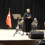 KONUŞMALARIN ARDINDAN DÜZENLENEN KONSERDE AZERBAYCAN VE TÜRK MÜZİĞİNDEN SEÇKİN ESERLER SESLENDİRİLDİ. KATILIMCILAR, İKİ ÜLKENİN ORTAK MÜZİK KÜLTÜRÜNÜ YANSITAN ESERLERLE KEYİFLİ BİR AKŞAM YAŞADI.