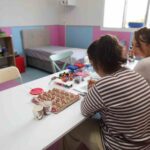 ŞEHZADELER BELEDİYESİ BÜNYESİNDE FAALİYET GÖSTEREN TİLKİSÜLEYMANİYE ENGELSİZ YAŞAM MERKEZİ VE KORUMALI İŞYERİ, ÖZEL GEREKSİNİMLİ BİREYLERİN SOSYAL HAYATA KATILIMINA, EĞİTİM SÜREÇLERİNE VE ÜRETİM FAALİYETLERİNE KATKI SAĞLIYOR. MERKEZDE EĞİTİM ALAN 30 BİREY, FARKLI ATÖLYELERDE HEM BECERİLERİNİ GELİŞTİRİYOR HEM DE EL EMEĞİ ÜRÜNLER ORTAYA ÇIKARIYOR.