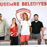 KADINLAR VOLEYBOL 2. LİG'DE YENİ SEZON HAZIRLIKLARINI SÜRDÜREN YUNUSEMRE BELEDİYESPOR, GÖZTEPE'NİN GENÇ LİBEROSU EYLÜL AYDEMİR'İ KADROSUNA KATTI. EYLÜL, DÜZENLENEN İMZA TÖRENİYLE YUNUSEMRE BELEDİYESPOR AİLESİNE KATILDI.