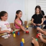 EFELER BELEDİYESİ, SOSYAL BELEDİYECİLİK ANLAYIŞIYLA HAYATA GEÇİRDİĞİ GENÇLİK MERKEZİ KURSLARIYLA BÖLGEDEKİ ÖĞRENCİLERE HEM EĞLENCELİ HEM DE ÖĞRETİCİ BİR ROTA ÇİZİYOR. BİLİMDEN SANATA, AKIL OYUNLARINDAN FELSEFEYE KADAR ZENGİN BİR YELPAZEDE SUNULAN EĞİTİMLER, GENÇLERİN GELECEĞE DAHA DONANIMLI HAZIRLANMASINI HEDEFLİYOR.