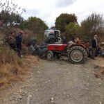 MANİSA’NIN DEMİRCİ İLÇESİNDE TARLA YOLUNDA KONTROLDEN ÇIKARAK DEVRİLEN TRAKTÖRÜN ALTINDA KALAN 2 KİŞİ HAYATINI KAYBETTİ, 3 KİŞİ YARALANDI.