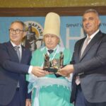 MANİSA’DA 39. AHİLİK HAFTASI KUTLAMALARI, CUMHURİYET MEYDANI’NDAKİ ATATÜRK VE MİLLİ EGEMENLİK ANITI’NA ÇELENK SUNULMASIYLA BAŞLADI. 11 YAŞINDAN BERİ AŞÇILIK YAPAN VE MANİSA LOKANTACILAR, KEBAPÇILAR, TATLICILAR VE YOĞURTÇULAR ESNAF ODASINA 48 YILDIR KAYITLI BULUNAN 70 YAŞINDAKİ MEHMET AKGÜL, YILIN AHİSİ SEÇİLDİ.