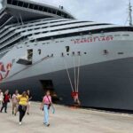 MUĞLA’NIN BODRUM İLÇESİNDE GELEN SCARLET LADY ADLI YOLCU GEMİSİ, TOPLAMDA 2 BİN 560 YOLCU GETİRDİ.