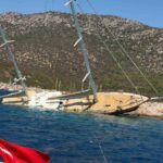 MUĞLA’NIN BODRUM İLÇESİNDE 36 METRE BOYUNDAKİ GULET, KAYALIKLARA VURUP YAN YATTI.