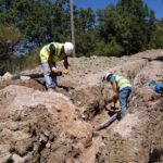 MUSKİ GENEL MÜDÜRLÜĞÜ, SEYDİKEMER KAYACIK MAHALLESİ’NDE VATANDAŞLARIN ARAZİLERİNDEN GEÇEN VE KULLANIM ÖMRÜNÜ TAMAMLAMIŞ OLAN 6 BİN METRELİK İÇME SUYU HATTINI YENİLİYOR.