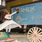 MANİSA’DA 39. AHİLİK HAFTASI KUTLAMALARI, CUMHURİYET MEYDANI’NDAKİ ATATÜRK VE MİLLİ EGEMENLİK ANITI’NA ÇELENK SUNULMASIYLA BAŞLADI. 11 YAŞINDAN BERİ AŞÇILIK YAPAN VE MANİSA LOKANTACILAR, KEBAPÇILAR, TATLICILAR VE YOĞURTÇULAR ESNAF ODASINA 48 YILDIR KAYITLI BULUNAN 70 YAŞINDAKİ MEHMET AKGÜL, YILIN AHİSİ SEÇİLDİ.
