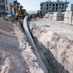 MANİSA BÜYÜKŞEHİR BELEDİYE BAŞKANI BESİM DUTLULU, AKHİSAR İLÇE MERKEZİNDE DEVAM EDEN 3,5 KİLOMETRELİK İÇME SUYU TERFİ HATTI YENİLEME ÇALIŞMALARINI YERİNDE İNCELEDİ. BAŞKAN DUTLULU, 45 MİLYON TL’LİK YATIRIMLA FAY HATTI NEDENİYLE SIK SIK ARIZALANAN MEVCUT HATLARIN YENİLENEREK UZUN SÜRELİ SU KESİNTİLERİNİN ÖNÜNE GEÇİLECEĞİNİ SÖYLEDİ.