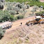 ŞEHZADELER BELEDİYESİ FEN İŞLERİ MÜDÜRLÜĞÜ, 2026 SEZONU İÇİN BELİRLENEN 350 KİLOMETRELİK OVA YOLU BAKIM ÇALIŞMALARININ YÜZDE 72'SİNİ TAMAMLADI. ŞEHZADELER BELEDİYE BAŞKANI HAKAN ŞİMŞEK, İLÇEDE YAŞAYAN ÇİFTÇİLERİN ARAZİLERİNE SORUNSUZ ULAŞIMINI SAĞLAMAK AMACIYLA OVA YOLLARINDAKİ ÇALIŞMALARIN DEVAM EDECEĞİNİ VURGULADI.