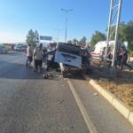 AYDIN'IN ÇİNE İLÇESİNDE SÜRÜCÜSÜNÜN DİREKSİYON HAKİMİYETİNİ KAYBETTİĞİ ARAÇ, REFÜJDEKİ YÖNLENDİRME DİREKLERİNE ÇARPTI. KAZADA 1 KİŞİ YARALANDI.