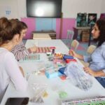 ŞEHZADELER BELEDİYESİ BÜNYESİNDE FAALİYET GÖSTEREN TİLKİSÜLEYMANİYE ENGELSİZ YAŞAM MERKEZİ VE KORUMALI İŞYERİ, ÖZEL GEREKSİNİMLİ BİREYLERİN SOSYAL HAYATA KATILIMINA, EĞİTİM SÜREÇLERİNE VE ÜRETİM FAALİYETLERİNE KATKI SAĞLIYOR. MERKEZDE EĞİTİM ALAN 30 BİREY, FARKLI ATÖLYELERDE HEM BECERİLERİNİ GELİŞTİRİYOR HEM DE EL EMEĞİ ÜRÜNLER ORTAYA ÇIKARIYOR.
