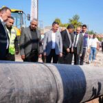 MANİSA BÜYÜKŞEHİR BELEDİYE BAŞKANI BESİM DUTLULU, AKHİSAR İLÇE MERKEZİNDE DEVAM EDEN 3,5 KİLOMETRELİK İÇME SUYU TERFİ HATTI YENİLEME ÇALIŞMALARINI YERİNDE İNCELEDİ. BAŞKAN DUTLULU, 45 MİLYON TL’LİK YATIRIMLA FAY HATTI NEDENİYLE SIK SIK ARIZALANAN MEVCUT HATLARIN YENİLENEREK UZUN SÜRELİ SU KESİNTİLERİNİN ÖNÜNE GEÇİLECEĞİNİ SÖYLEDİ.
