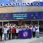 MANİSA BÜYÜKŞEHİR BELEDİYESİ AKADEMİ MANİSA, GENÇLERİN BİLİM, TEKNOLOJİ VE MÜHENDİSLİK ALANINDAKİ GELİŞİMLERİNE KATKI SUNMAYA YÖNELİK ETKİNLİKLERİNE DEVAM EDİYOR. BU KAPSAMDA LAVENDER ROBOTİCS EKİBİ, AKADEMİ MANİSA’DA ÖĞRENCİLERLE BİR ARAYA GELEREK ROBOTİK ÇALIŞMALARI VE YARIŞMA DENEYİMLERİNİ PAYLAŞTI.