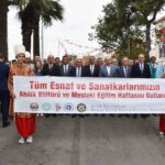 MANİSA’DA 39. AHİLİK HAFTASI KUTLAMALARI, CUMHURİYET MEYDANI’NDAKİ ATATÜRK VE MİLLİ EGEMENLİK ANITI’NA ÇELENK SUNULMASIYLA BAŞLADI. 11 YAŞINDAN BERİ AŞÇILIK YAPAN VE MANİSA LOKANTACILAR, KEBAPÇILAR, TATLICILAR VE YOĞURTÇULAR ESNAF ODASINA 48 YILDIR KAYITLI BULUNAN 70 YAŞINDAKİ MEHMET AKGÜL, YILIN AHİSİ SEÇİLDİ.