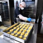 YAKLAŞIK 2 BİN ÖĞRENCİYE HAFTA İÇİ HER GÜN ULAŞTIRILAN PAKETLER, ÇOCUKLARIN GÜNE SAĞLIKLI BAŞLAMASINA KATKI SUNARKEN AİLELERİN DE BÜTÇESİNİ DESTEKLİYOR.