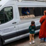 YAKLAŞIK 2 BİN ÖĞRENCİYE HAFTA İÇİ HER GÜN ULAŞTIRILAN PAKETLER, ÇOCUKLARIN GÜNE SAĞLIKLI BAŞLAMASINA KATKI SUNARKEN AİLELERİN DE BÜTÇESİNİ DESTEKLİYOR.