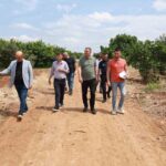 ŞEHZADELER BELEDİYESİ FEN İŞLERİ MÜDÜRLÜĞÜ, 2026 SEZONU İÇİN BELİRLENEN 350 KİLOMETRELİK OVA YOLU BAKIM ÇALIŞMALARININ YÜZDE 72'SİNİ TAMAMLADI. ŞEHZADELER BELEDİYE BAŞKANI HAKAN ŞİMŞEK, İLÇEDE YAŞAYAN ÇİFTÇİLERİN ARAZİLERİNE SORUNSUZ ULAŞIMINI SAĞLAMAK AMACIYLA OVA YOLLARINDAKİ ÇALIŞMALARIN DEVAM EDECEĞİNİ VURGULADI.