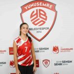KADINLAR VOLEYBOL 2. LİG'DE YENİ SEZON HAZIRLIKLARINI SÜRDÜREN YUNUSEMRE BELEDİYESPOR, GÖZTEPE'NİN GENÇ LİBEROSU EYLÜL AYDEMİR'İ KADROSUNA KATTI. EYLÜL, DÜZENLENEN İMZA TÖRENİYLE YUNUSEMRE BELEDİYESPOR AİLESİNE KATILDI.
