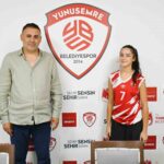 KADINLAR VOLEYBOL 2. LİG'DE YENİ SEZON HAZIRLIKLARINI SÜRDÜREN YUNUSEMRE BELEDİYESPOR, GÖZTEPE'NİN GENÇ LİBEROSU EYLÜL AYDEMİR'İ KADROSUNA KATTI. EYLÜL, DÜZENLENEN İMZA TÖRENİYLE YUNUSEMRE BELEDİYESPOR AİLESİNE KATILDI.