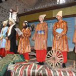 MANİSA’DA 39. AHİLİK HAFTASI KUTLAMALARI, CUMHURİYET MEYDANI’NDAKİ ATATÜRK VE MİLLİ EGEMENLİK ANITI’NA ÇELENK SUNULMASIYLA BAŞLADI. 11 YAŞINDAN BERİ AŞÇILIK YAPAN VE MANİSA LOKANTACILAR, KEBAPÇILAR, TATLICILAR VE YOĞURTÇULAR ESNAF ODASINA 48 YILDIR KAYITLI BULUNAN 70 YAŞINDAKİ MEHMET AKGÜL, YILIN AHİSİ SEÇİLDİ.