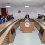 AYDIN’DA GÖREV YAPAN AİLE HEKİMLERİNE YÖNELİK 'TANIDAN TEDAVİYE GÜNCEL YAKLAŞIMLAR' EĞİTİMLERİ KAPSAMINDA, KORUYUCU HEKİMLİK, GÜNCEL KLİNİK UYGULAMALAR, SAĞLIK HİZMET BASAMAKLARI ARASINDAKİ ENTEGRASYON VE HASTA YÖNETİM SÜREÇLERİ ELE ALINDI.