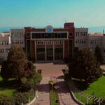 AYDIN ADNAN MENDERES ÜNİVERSİTESİ (ADÜ), NİTELİKLİ EĞİTİM İMKANLARININ YANI SIRA ÖĞRENCİLERİNİN AKADEMİK, SOSYAL, KÜLTÜREL VE SPORTİF GELİŞİMLERİNİ DESTEKLEYEN GÜÇLÜ KAMPÜS ALTYAPISIYLA YENİ EĞİTİM-ÖĞRETİM DÖNEMİNE HAZIRLANIYOR. MERKEZ KAMPÜS VE İLÇELERDEKİ AKADEMİK BİRİMLERİNDE GERÇEKLEŞTİRDİĞİ YATIRIMLARLA EĞİTİM ORTAMLARINI GELİŞTİREN ADÜ, ÖĞRENCİLERİNE KAPSAMLI VE NİTELİKLİ BİR ÜNİVERSİTE DENEYİMİ SUNMAYI HEDEFLİYOR.