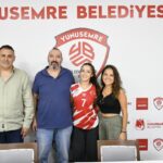 KADINLAR VOLEYBOL 2. LİG'DE YENİ SEZON HAZIRLIKLARINI SÜRDÜREN YUNUSEMRE BELEDİYESPOR, GÖZTEPE'NİN GENÇ LİBEROSU EYLÜL AYDEMİR'İ KADROSUNA KATTI. EYLÜL, DÜZENLENEN İMZA TÖRENİYLE YUNUSEMRE BELEDİYESPOR AİLESİNE KATILDI.