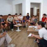 EFELER BELEDİYESİ, SOSYAL BELEDİYECİLİK ANLAYIŞIYLA HAYATA GEÇİRDİĞİ GENÇLİK MERKEZİ KURSLARIYLA BÖLGEDEKİ ÖĞRENCİLERE HEM EĞLENCELİ HEM DE ÖĞRETİCİ BİR ROTA ÇİZİYOR. BİLİMDEN SANATA, AKIL OYUNLARINDAN FELSEFEYE KADAR ZENGİN BİR YELPAZEDE SUNULAN EĞİTİMLER, GENÇLERİN GELECEĞE DAHA DONANIMLI HAZIRLANMASINI HEDEFLİYOR.