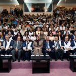 MANİSA CELAL BAYAR ÜNİVERSİTESİ (MCBÜ) TIP FAKÜLTESİ'NDE EĞİTİME BAŞLAYAN GELECEĞİN HEKİMLERİ, DÜZENLENEN TÖRENLE BEYAZ ÖNLÜKLERİNİ GİYDİ. AİLELERİN DE KATILDIĞI DUYGU DOLU TÖRENDE, HEKİMLİK MESLEĞİNİN TAŞIDIĞI BÜYÜK SORUMLULUK VE İNSAN ODAKLI HİZMET ANLAYIŞINA VURGU YAPILDI.