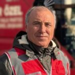 AYDIN'IN ÇİNE İLÇESİNDE DİREKSİYON HAKİMİYETİNİ KAYBETTİĞİ ARACIN REFÜJDEKİ YÖNLENDİRME TABELASI DİREKLERİNE ÇARPMASI SONUCU AĞIR YARALI OLARAK HASTANEYE KALDIRILAN YENİ PARTİ KARPUZLU İLÇE BAŞKANI RAMAZAN AKBAL (60) HAYATINI KAYBETTİ.