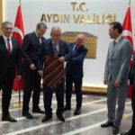 İLİN AHİSİ’NE ÖDÜLÜNÜ AYDIN VALİSİ VAROL VERDİ