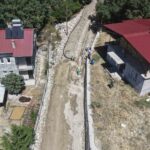 MUSKİ GENEL MÜDÜRLÜĞÜ, SEYDİKEMER KAYACIK MAHALLESİ’NDE VATANDAŞLARIN ARAZİLERİNDEN GEÇEN VE KULLANIM ÖMRÜNÜ TAMAMLAMIŞ OLAN 6 BİN METRELİK İÇME SUYU HATTINI YENİLİYOR.