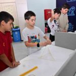 MANİSA BÜYÜKŞEHİR BELEDİYESİ AKADEMİ MANİSA, GENÇLERİN BİLİM, TEKNOLOJİ VE MÜHENDİSLİK ALANINDAKİ GELİŞİMLERİNE KATKI SUNMAYA YÖNELİK ETKİNLİKLERİNE DEVAM EDİYOR. BU KAPSAMDA LAVENDER ROBOTİCS EKİBİ, AKADEMİ MANİSA’DA ÖĞRENCİLERLE BİR ARAYA GELEREK ROBOTİK ÇALIŞMALARI VE YARIŞMA DENEYİMLERİNİ PAYLAŞTI.