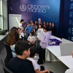 MANİSA BÜYÜKŞEHİR BELEDİYESİ AKADEMİ MANİSA, GENÇLERİN BİLİM, TEKNOLOJİ VE MÜHENDİSLİK ALANINDAKİ GELİŞİMLERİNE KATKI SUNMAYA YÖNELİK ETKİNLİKLERİNE DEVAM EDİYOR. BU KAPSAMDA LAVENDER ROBOTİCS EKİBİ, AKADEMİ MANİSA’DA ÖĞRENCİLERLE BİR ARAYA GELEREK ROBOTİK ÇALIŞMALARI VE YARIŞMA DENEYİMLERİNİ PAYLAŞTI.