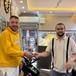 MANİSA’NIN KULA İLÇESİNDE ALIŞVERİŞ YAPTIKTAN SONRA ALTININI DÜŞÜREN VATANDAŞIN İMDADINA DUYARLI ESNAF YETİŞTİ. İŞ YERİ ÖNÜNDE BULUNAN ALTINI SAHİBİNE ULAŞTIRMAK İÇİN HAREKETE GEÇEN ESNAF, ALTININ SAHİBİNE TESLİM EDİLMESİNİ SAĞLADI.