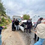 AYDIN'IN BOZDOĞAN İLÇESİNDE OTOMOBİL VE KAMYONETİN ÇARPIŞMASI SONUCU MEYDANA GELEN TRAFİK KAZASINDA 1 KİŞİ HAYATINI KAYBEDERKEN, 2 KİŞİ DE YARALANDI.