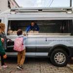 YAKLAŞIK 2 BİN ÖĞRENCİYE HAFTA İÇİ HER GÜN ULAŞTIRILAN PAKETLER, ÇOCUKLARIN GÜNE SAĞLIKLI BAŞLAMASINA KATKI SUNARKEN AİLELERİN DE BÜTÇESİNİ DESTEKLİYOR.