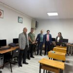 AYDIN’IN YENİPAZAR İLÇESİNDE GEÇMİŞTEN GÜNÜMÜZE TAŞINAN GELENEKSEL SEKİZ KÖŞELİ ŞAPKA YAPIMININ GELECEK NESİLLERE AKTARILMASI AMACIYLA HALK EĞİTİMİ MERKEZİ BÜNYESİNDE KURS AÇILACAK. ÖNÜMÜZDEKİ HAFTA BAŞLAYACAK KURS KAPSAMINDA İLÇENİN KÖKLÜ ZANAATLARINDAN OLAN ŞAPKA YAPIMI, USTA VE ÖĞRETİCİLER TARAFINDAN KURSİYERLERE AKTARILACAK.